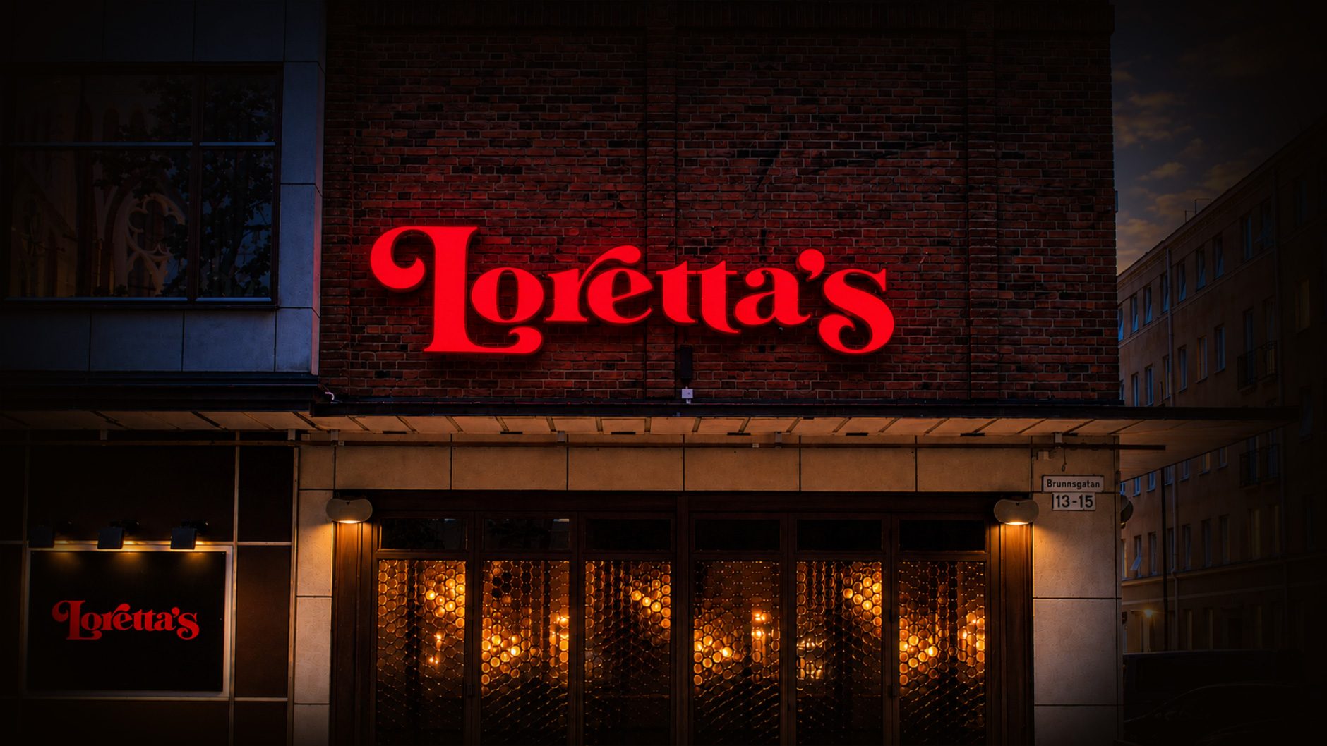 Loretta's neonskylt över entrén på Brunnsgatan 13 i Jönköping