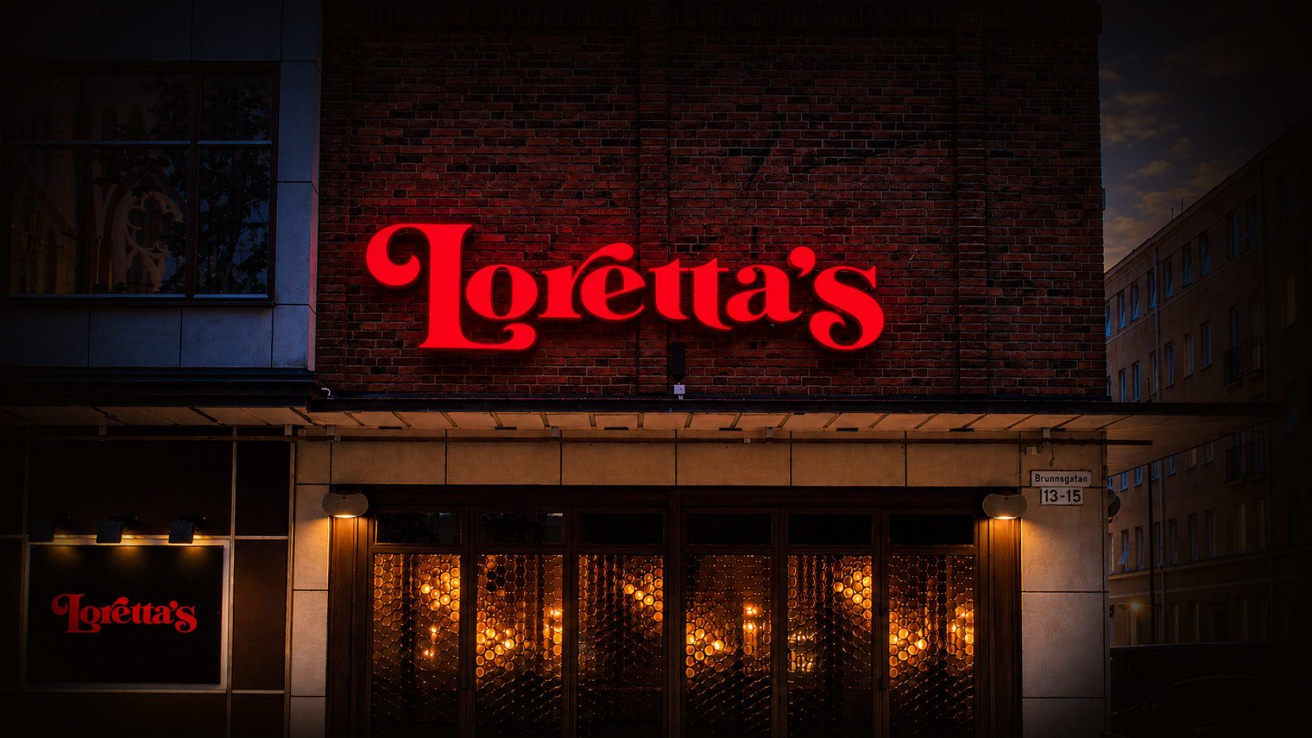Loretta's neonskylt över entrén på Brunnsgatan 13 i Jönköping